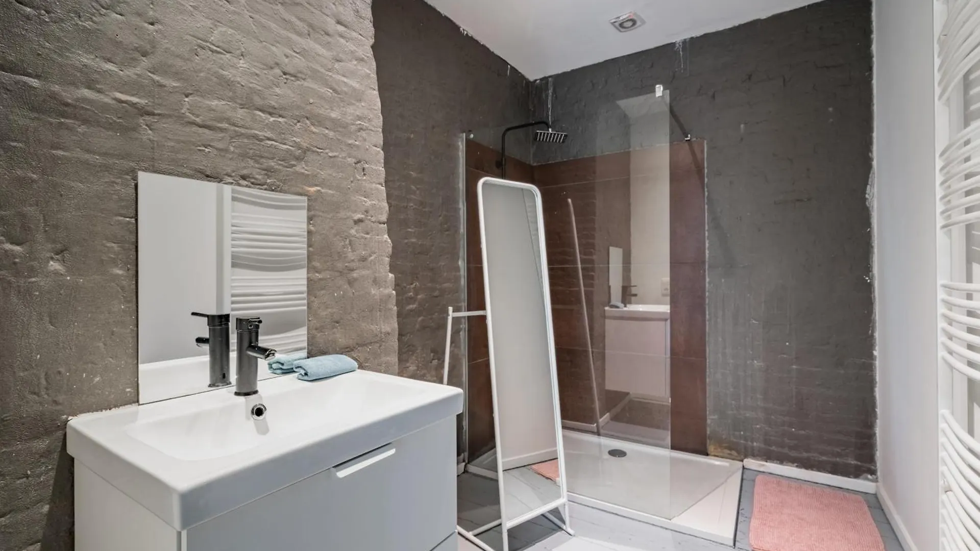 אנטוורפן Charming Two-Bedroom River Side Apartment